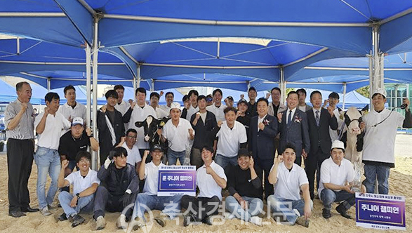제1회 양주시 젖소마루 육성우 품평회 단체 사진