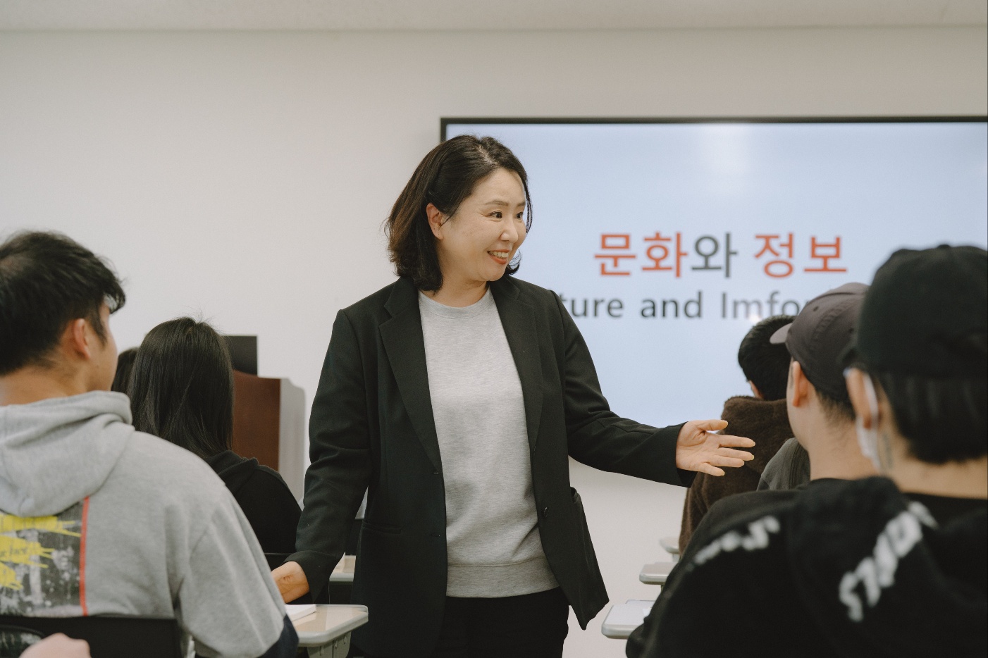 교수님이 문화와 정보를 학생들에게 설명하는 사진