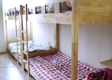 기숙사 내부 2층 침대 사진